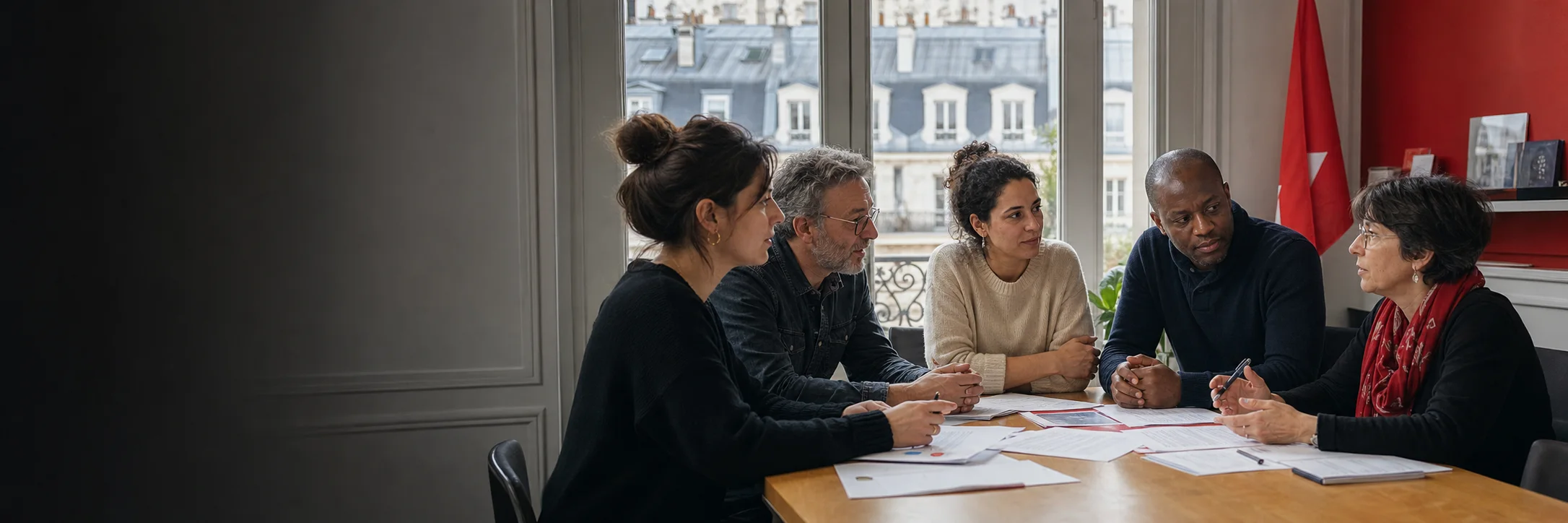 Une équipe syndicale réunie autour d’une table à Paris